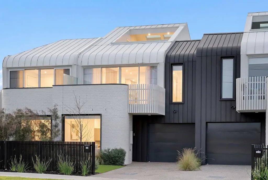 Altona 3બેડરૂમ Contemporary Coastal Living with Space, Style & Rooftop Appeal