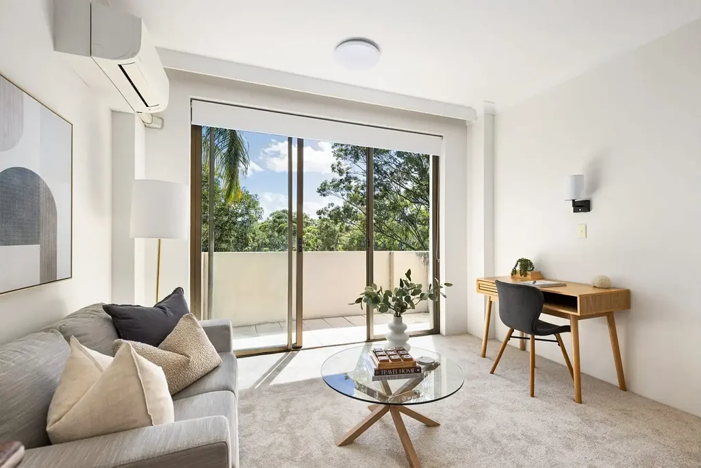 Newly Refurbished Studio Apartment in Resort-Style Complex with Parking