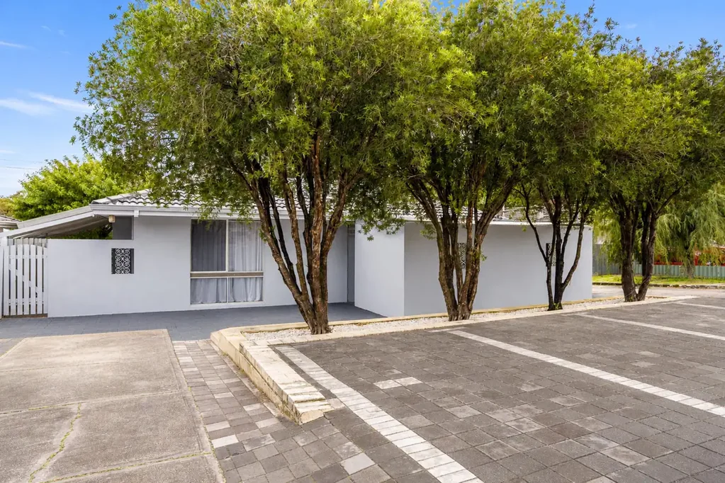 Forrestfield 3chambre SIMPLY STUNNING  GREAT SIZE 3 BED 2 BATH HOME  WITH 703SQM BLOCK   LARGE DOUBLE POWERED WORKSHOP