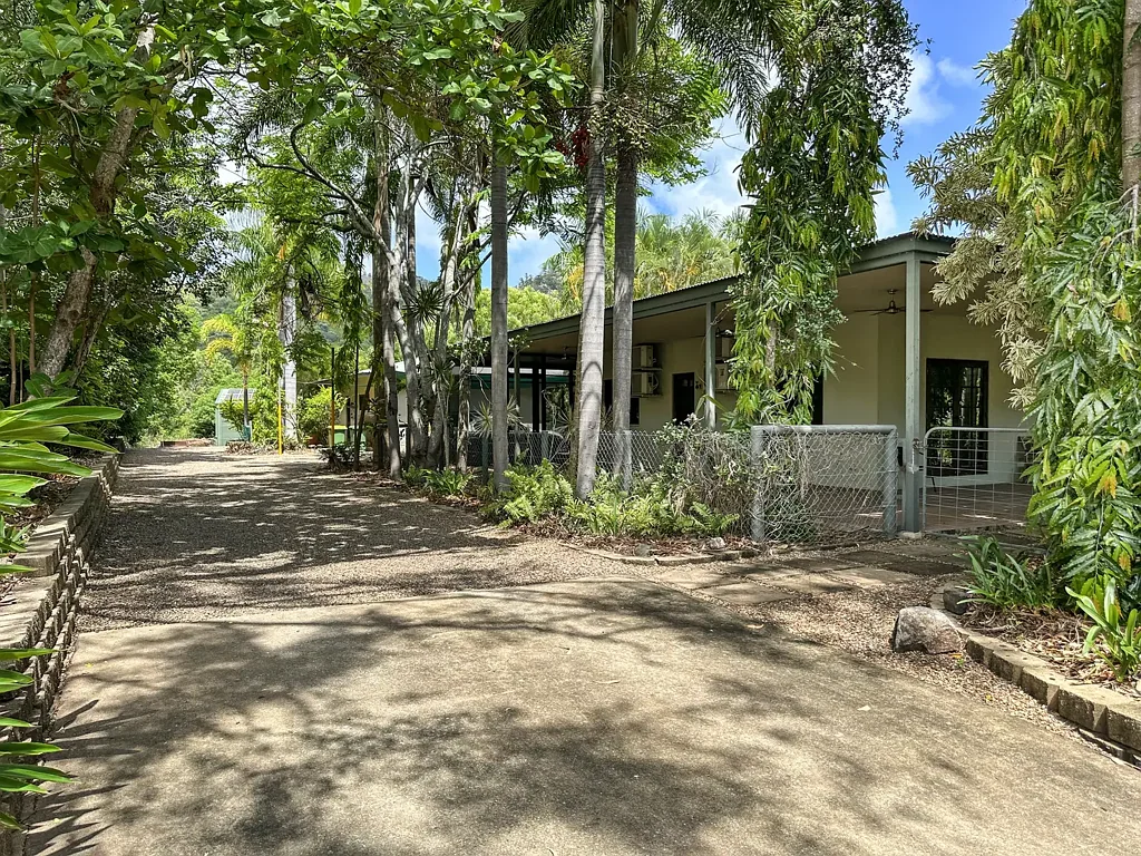 Horseshoe Bay 5 Bedroom Large home, guest cottage, pool & shed on 4000m2