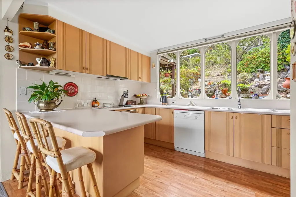 Thornleigh 4房 绿树成荫环境 四卧宽敞住宅 宽敞内部空间 无缝连接户外 广阔树梢景观 采光充足客厅 无遮挡林地景 整洁维护厨房 早餐吧台 四间宽敞卧室 三间内置衣柜 主卧WIR套间浴 大型主浴按摩浴缸 内部洗衣房 成熟花园烧烤区 户外露台平坦草坪 Normanhurst West学区 靠近Normanhurst Station 当地公园 Tranquil Family Sanctuary