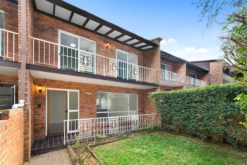 Artarmon 3Phòng ngủ Updated 3 Bedroom Townhouse with Internal Garage Access