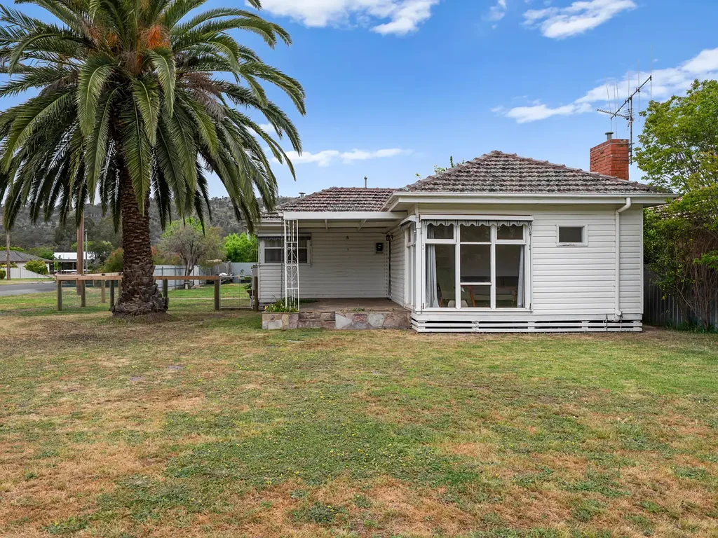 Euroa 2房  Charming home with 2 sheds and great off-street parking