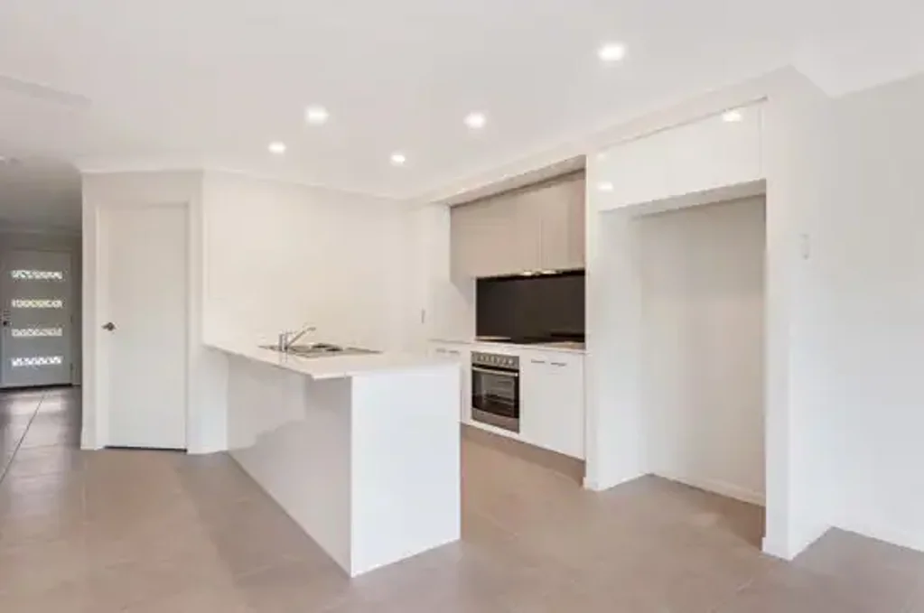 Luxury Springfield Townhouse Stand Alone Unit for rent !!!