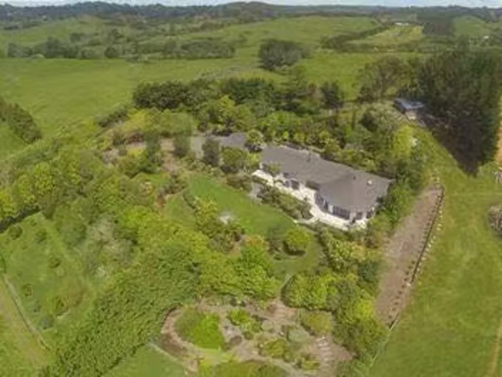 Luxury Lifestyle Living - 4 Bedroom Farmhouse on 5+ Hectares next to Golf Course