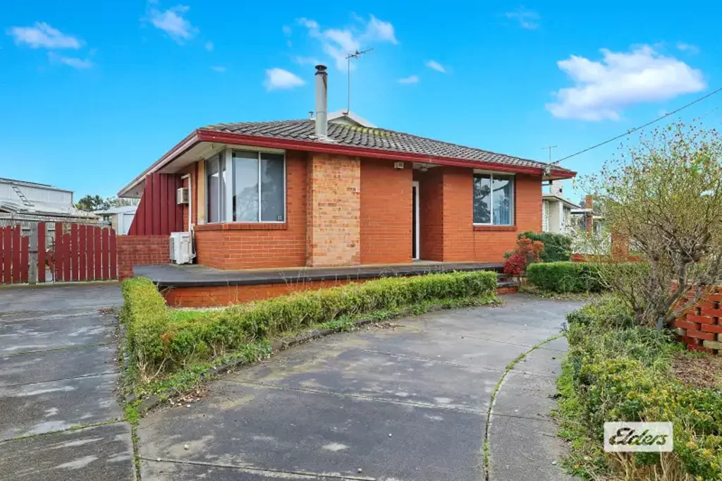 Neat home with side access and large powered shed