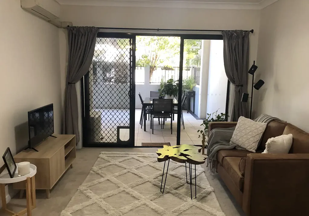Spacious high ceiling one bedroom ground floor living
