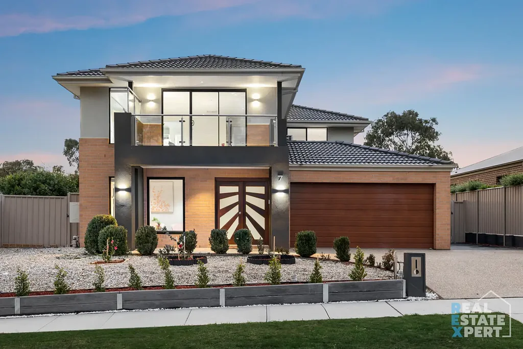 Pakenham 5 Bedroom NEAR-NEW CARLISLE-BUILT MASTERPIECE ON 629SQM IN THE HEART OF PAKENHAM
