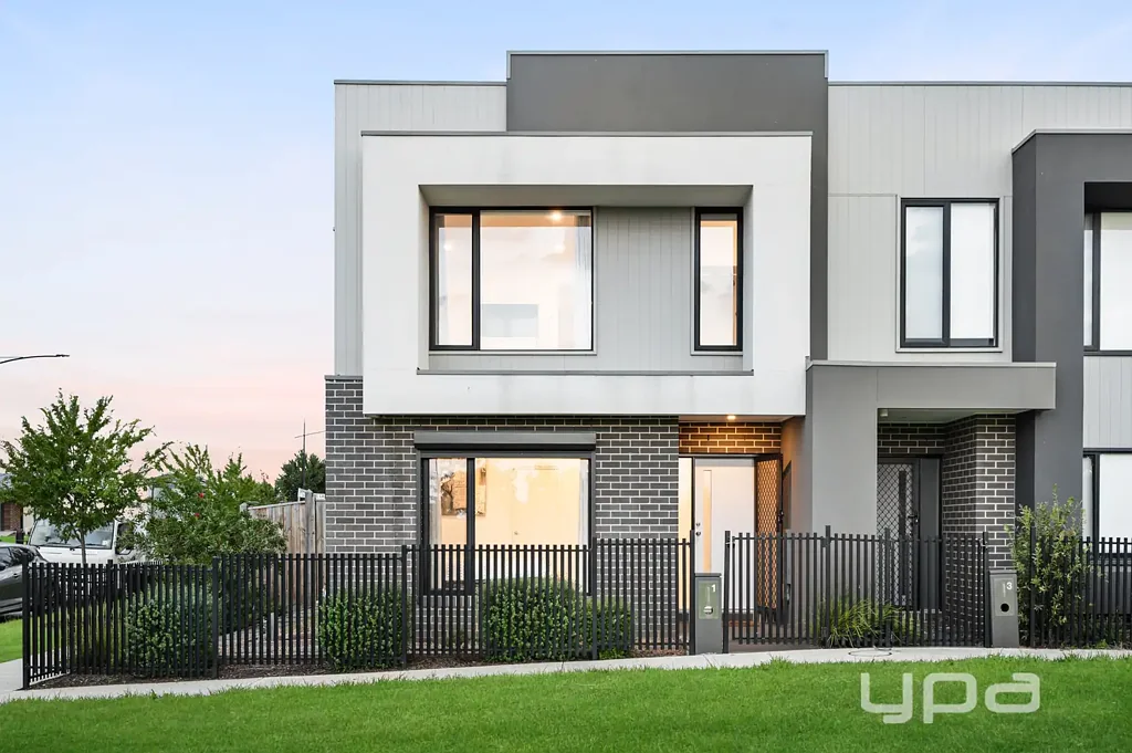Mickleham 4房 公园正对面 223m²土地 四卧宽敞 低维护庭院 步行至购物中心 光线充足空间 现代厨房 双车库 Charming Parkside Living with Beautiful Mountain Views