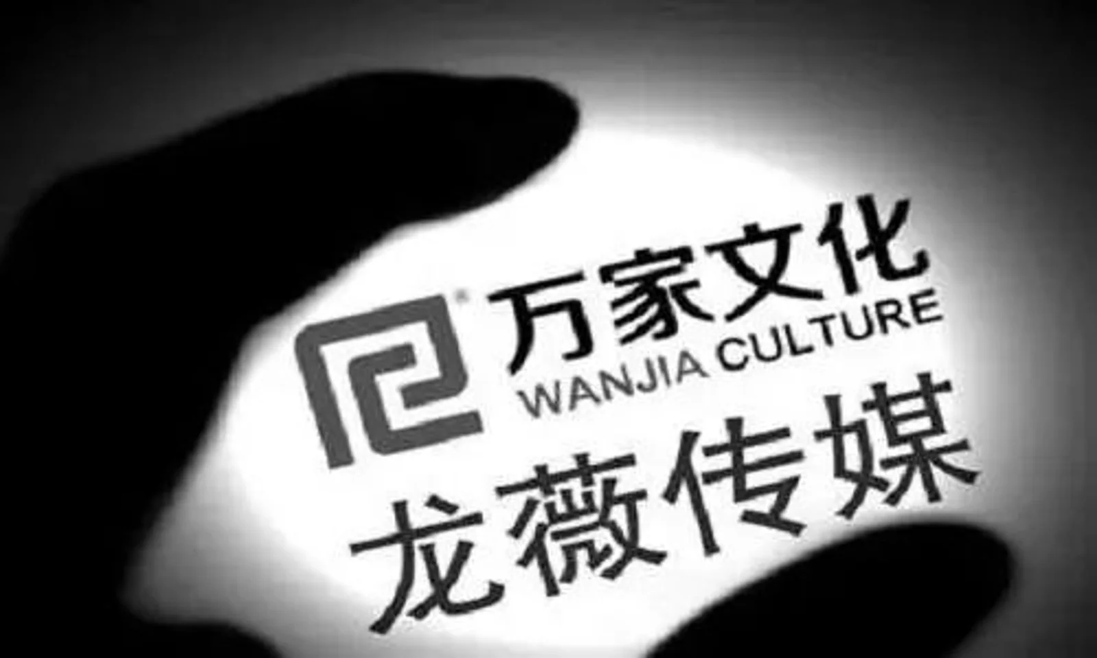 半个月收三批败诉状，赵薇身背5766万股民诉讼，片场借烟消愁