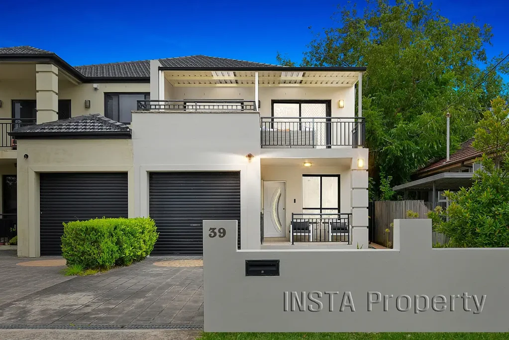Modern Four-Bedroom Duplex in a Peaceful Parkside Location