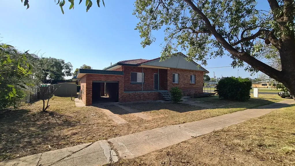 Chinchilla 4Kwarto Spacious Family Home Opposite Bowls Club & Sports Park – 4 Beds, 2 Garages