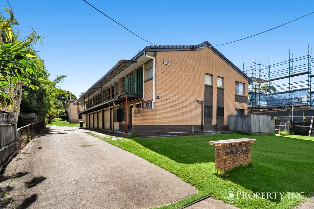 2 Bedroom Brick Unit with Lock Up Garage