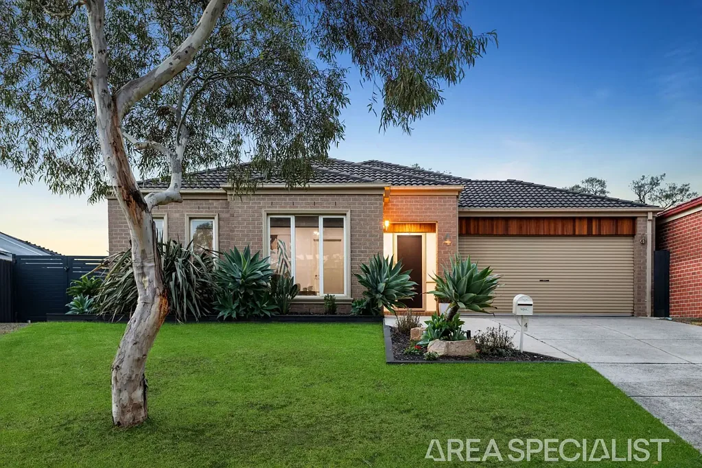 Langwarrin 4ห้องนอน The Brief: Poolside Oasis the Whole Family Can Enjoy