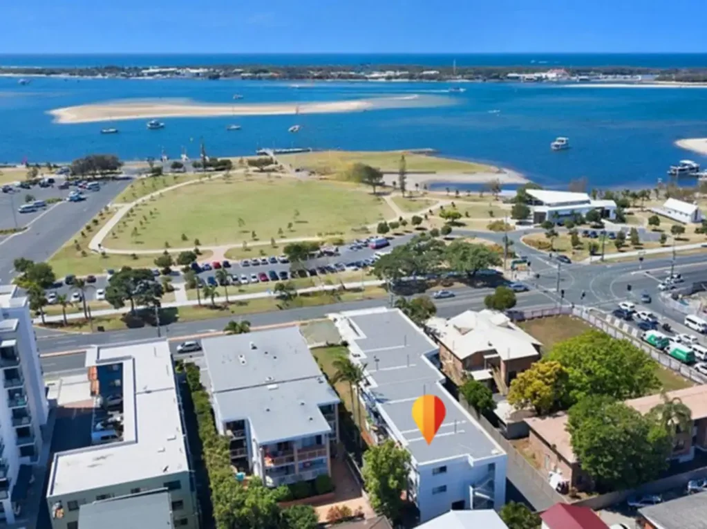 Southport 2कमरा Coastal Living with Renovation Potential!