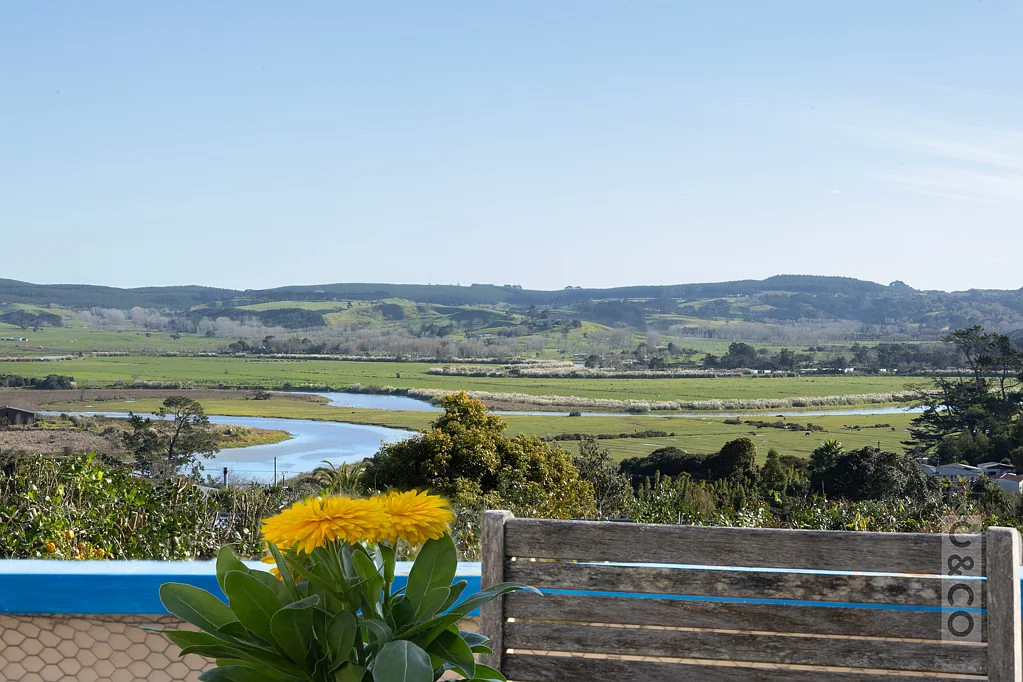 Helensville 3Phòng ngủ Sheds, Big Views, Space Galore ~ Set to Sell!