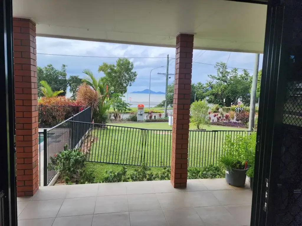 Cardwell 3房  BEACHFRONT IN CARDWELL with a inground Pool..12 CAR SPACES- SOLID BRICK HOME