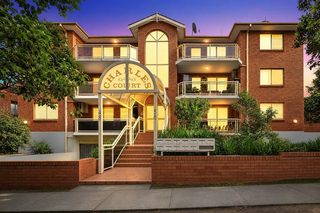 Bankstown 2房 全砖低维125sqm 双入口现代厨 卧室带柜浴全砖 北向阳台通花园 邻近医院学校 商圈步行即达 Full Brick Ground-Floor Unit | Dual Access in Prime Location