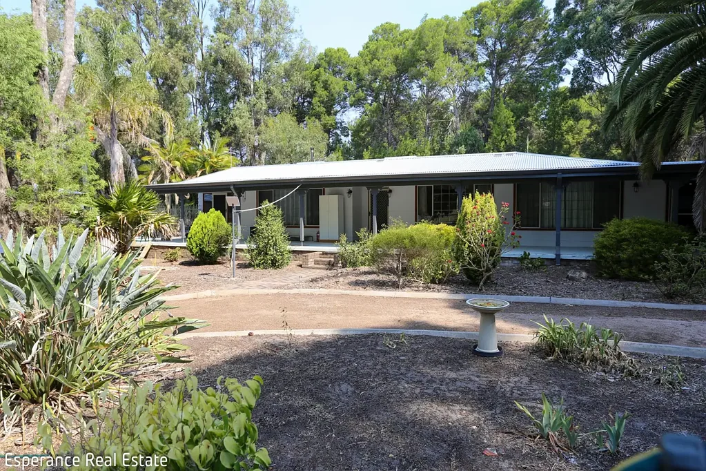 Pink Lake 5 Bedroom Tranquil Rural Living Meets Suburbia - 1.9 Hectares on Longbottoms Lane