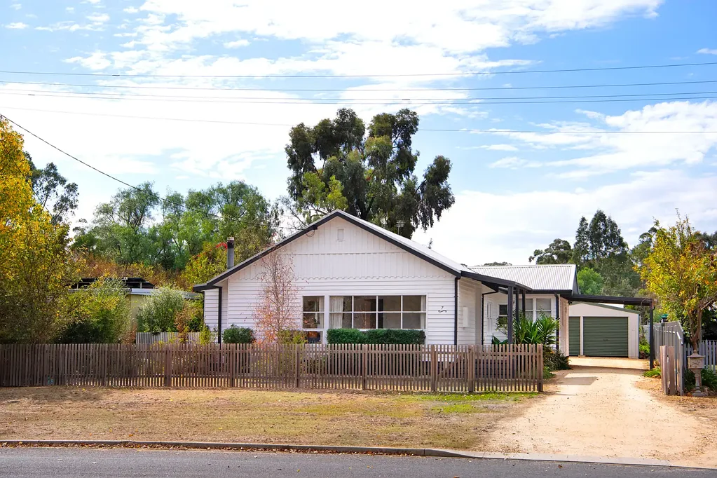 Newstead 3ਬੈੱਡਰੂਮ Mid-century charm reimagined for family living in Newstead village.