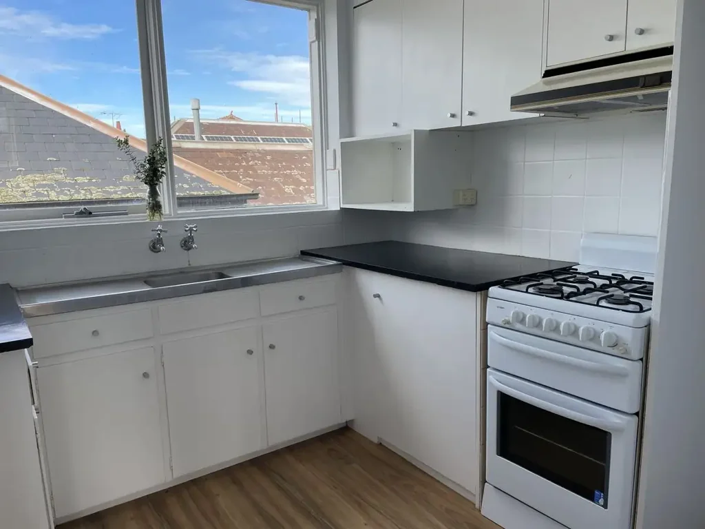 LIGHT AND BRIGHT APARTMENT IN THE HEART OF PRAHRAN!