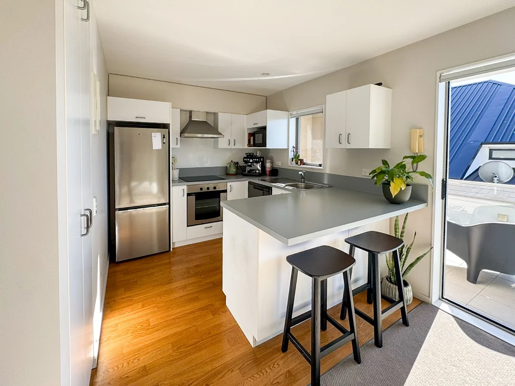 Sunny Two Bedroom Apartment with two allocated carparks