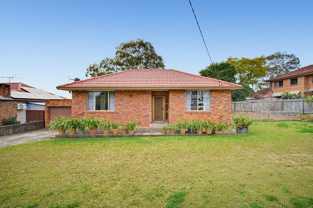 Bankstown 3房 卓越的828.3平方米地块，拥有宽阔临街面和未来潜力 Exceptional 828.3m2; Landholding with Wide Frontage & Future Potential