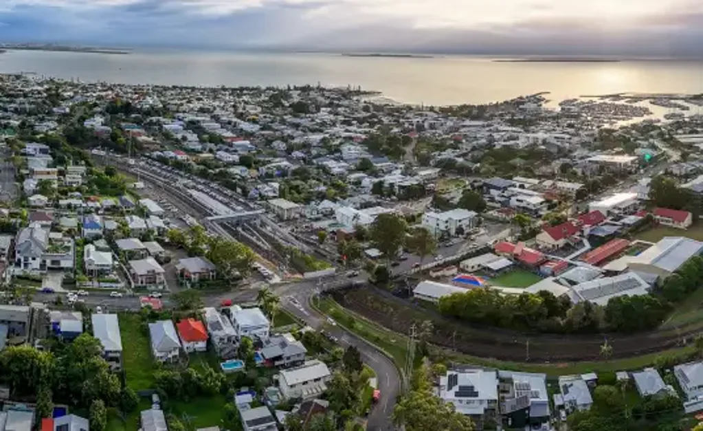 Wynnum West 2房 优越地段 CBD旁 海滨美景 私家阳台烧烤 顶级健身房 奢华宜居 欧洲电器 全景视野 Under Contract