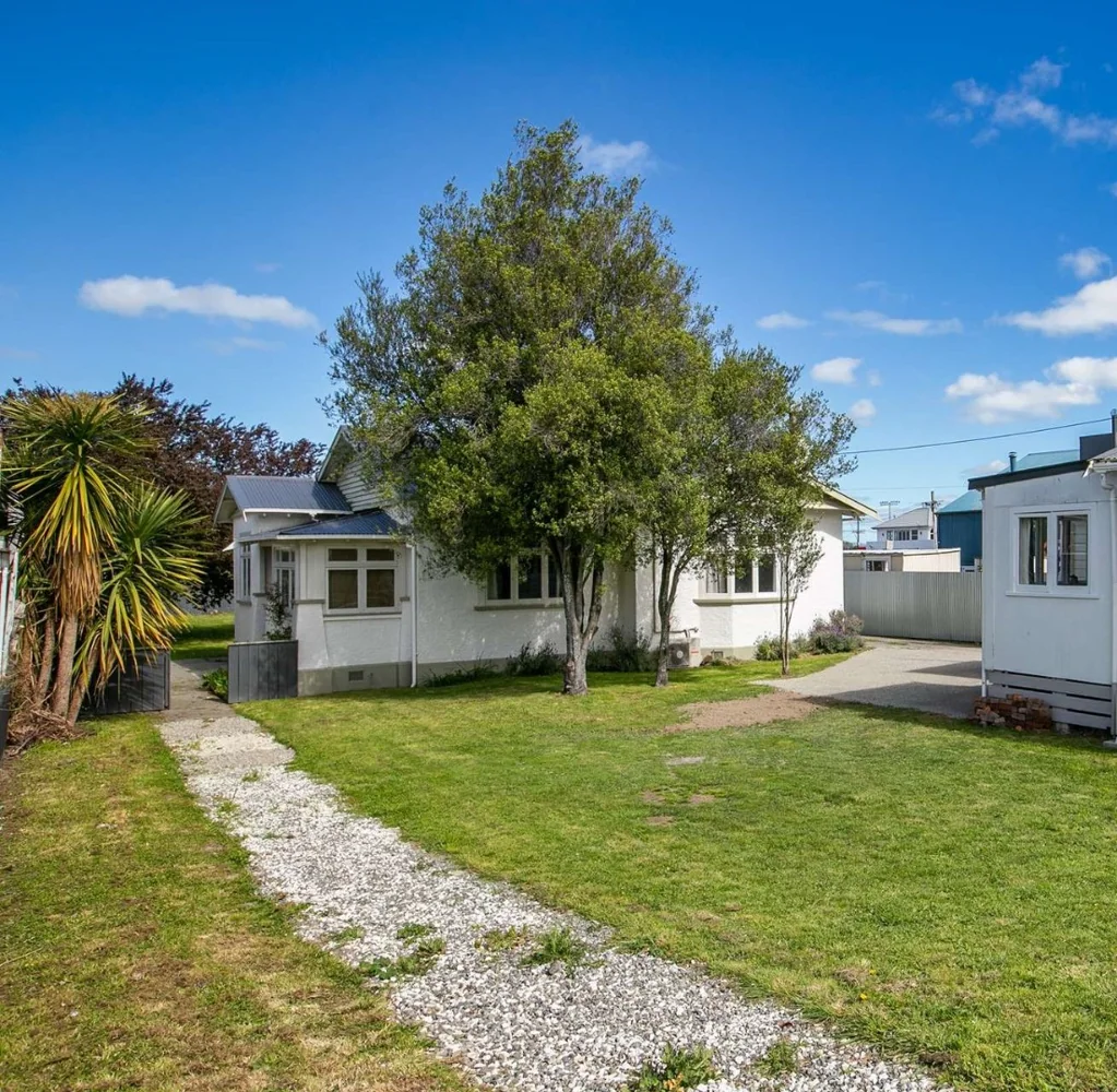 Three Bedroom Bungalow, walking distance to town!