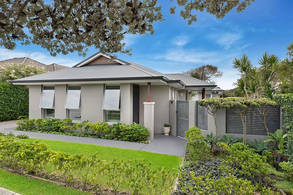 Blue Bay 3 Bedroom Luxury Beachside Torrens Title Duplex - Walk to the Beach and Cafes