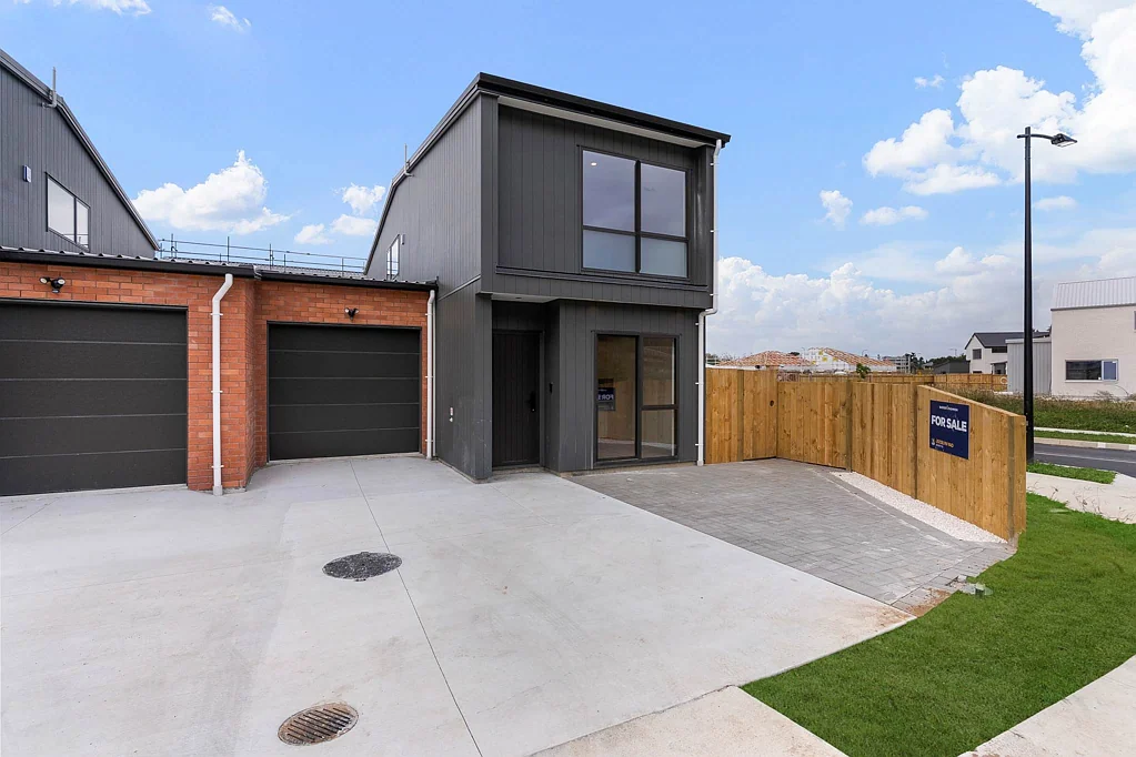 Opaheke 4 Bedroom Brand New Corner Home – Bright with Future Growth