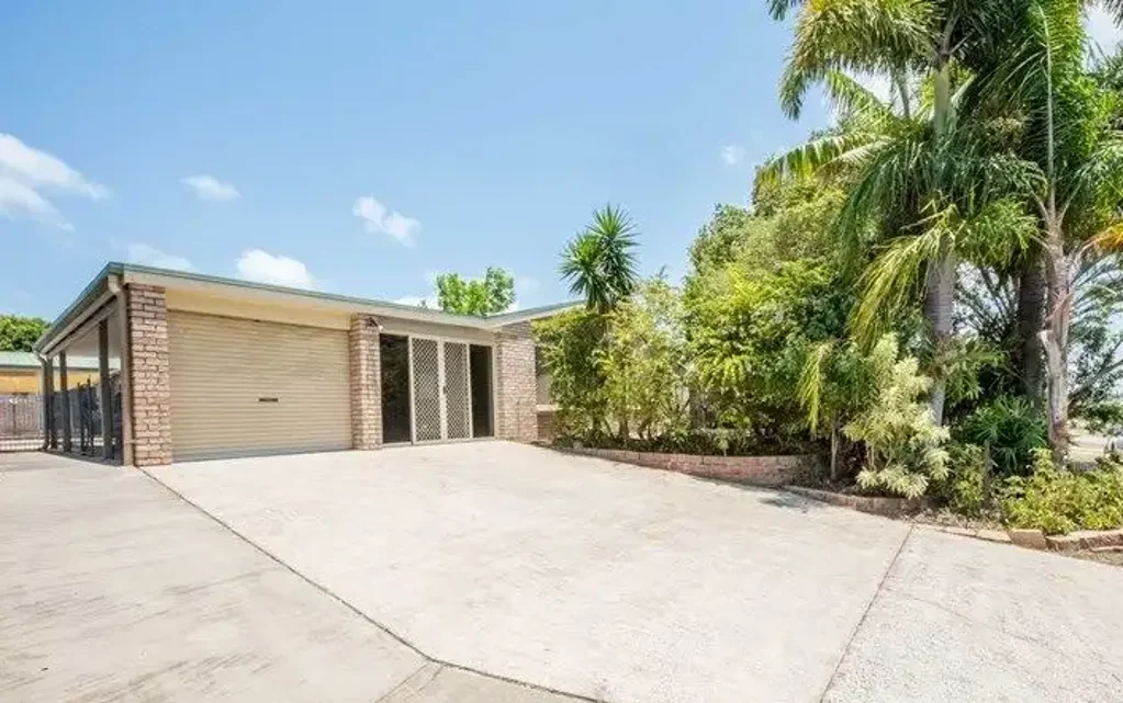 LARGE FAMILY HOME IN RURAL VIEW
