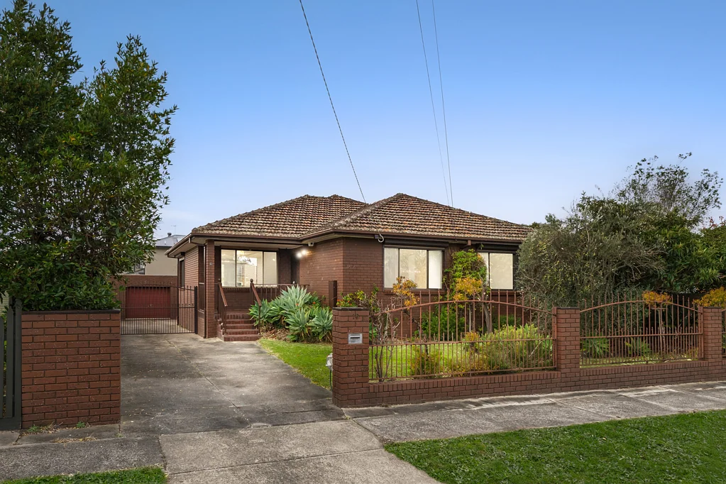Clayton 4chambre Classic Family Home on a Generous Allotment