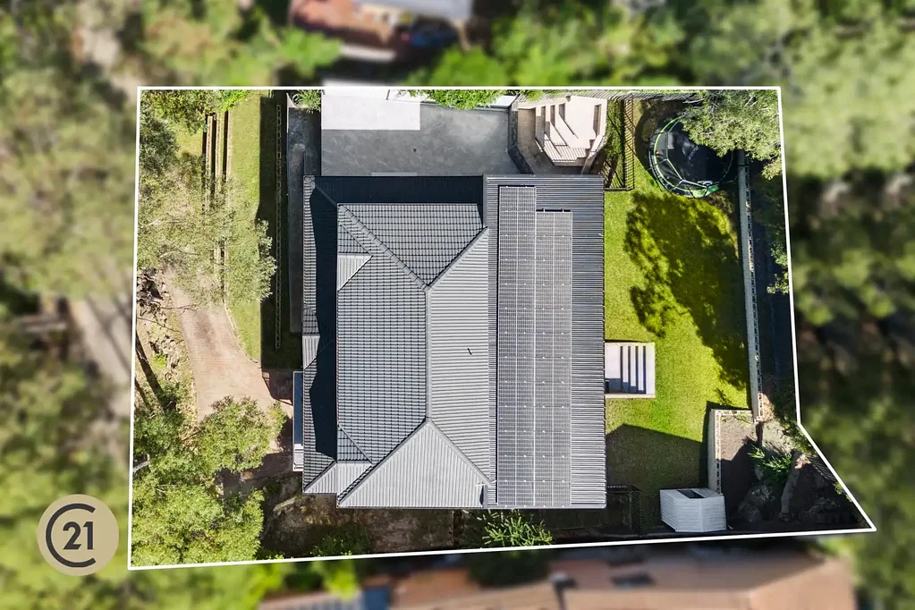 Cherrybrook 6房 独特双层砖房 建筑持久吸引力 宽敞家庭设计 高级大理石装饰 宽敞室外空间 独立家庭办公室 朝东北庭院 理想位置 全年舒适 双车库额外停车位。 Dual Family Living within CTHS Catchment