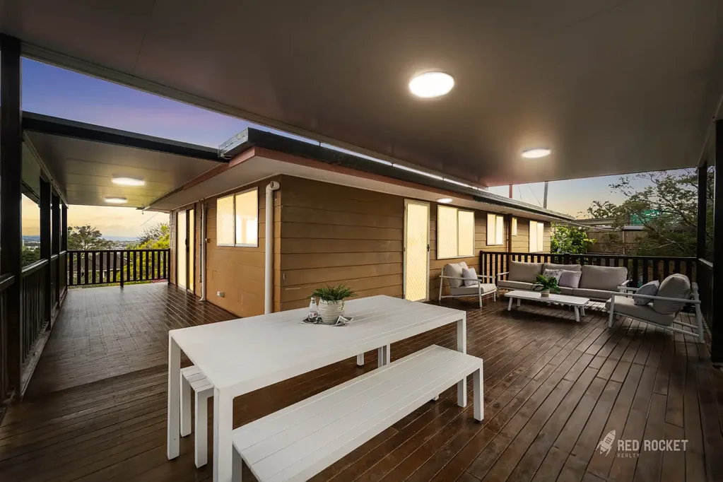 Rochedale South 3房 934平米高起地块 开放式生活区 三宽敞卧室 主卧带空调 双内置衣柜 车道三车位 便利购物中心 近知名学校 Elevated Family Home with Dual Living Potential and Sweeping Suburban Views