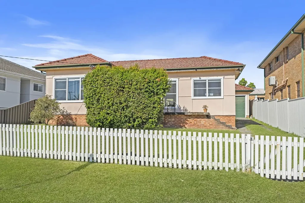 Toukley 3房  Opposite the lake - so much potential