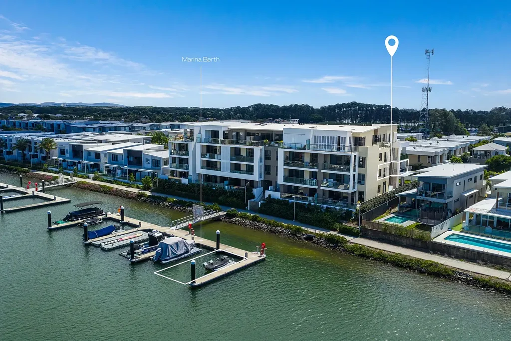 Hope Island 2房  Contemporary Waterfront Apartment with Marina Berth