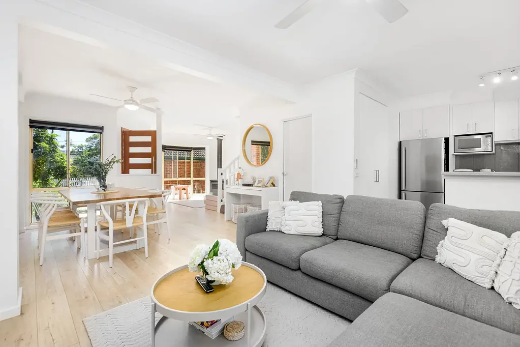 Belrose 3कमरा Pristine townhome with entertaining deck and level lawn