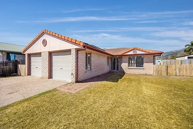 Annandale 3 Bedroom LOCATED IN ANNANDALE GARDENS ... UPDATED FROM TOP TO BOTTOM! 3 BEDROOMS PLUS A STUDY!