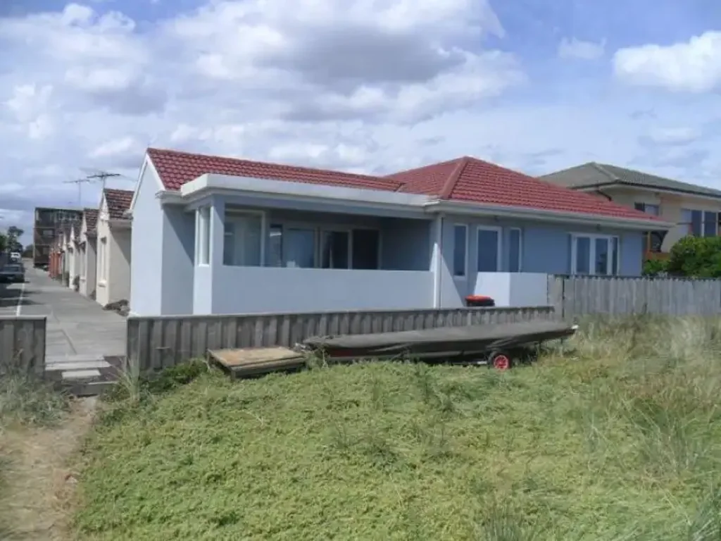 BEACHFRONT ASPENDALE