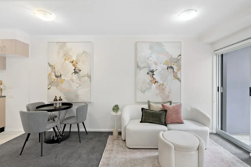 Melbourne 1 Bedroom Value-Packed Entertainer with Car Parking