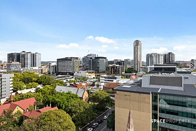 Fortitude Valley 1房 Brooklyn综合体 时尚一居室 低维护生活 现代装修 开放式布局 自然采光充沛 现代厨房 石材台面 城市景观 热门市中心位置 Modern Inner-City Living with Study Nook