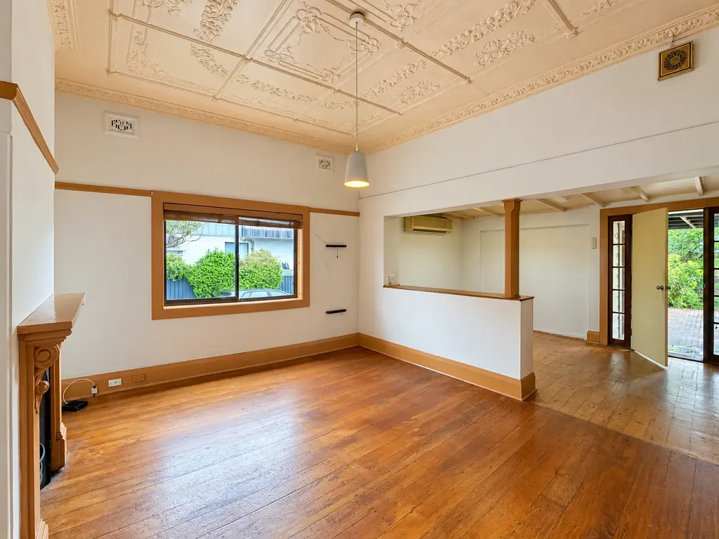 HUGE 5 BEDROOM HOME WITH COURTYARD