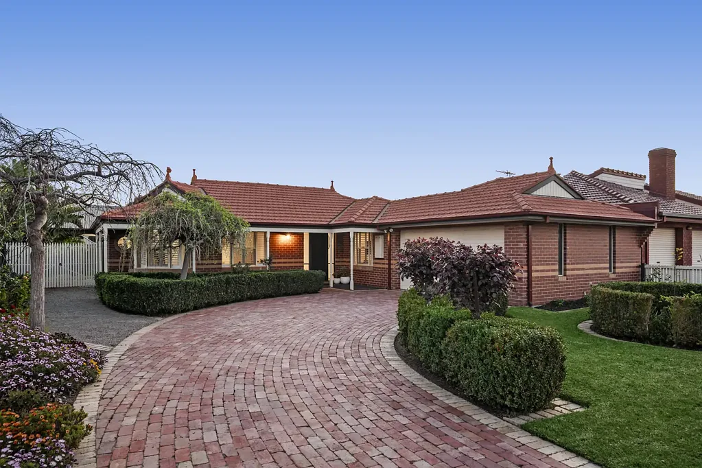 Taylors Lakes 3Zimmer Federation-Inspired Charm with Stylish Family Renovations on 668m² Approx.