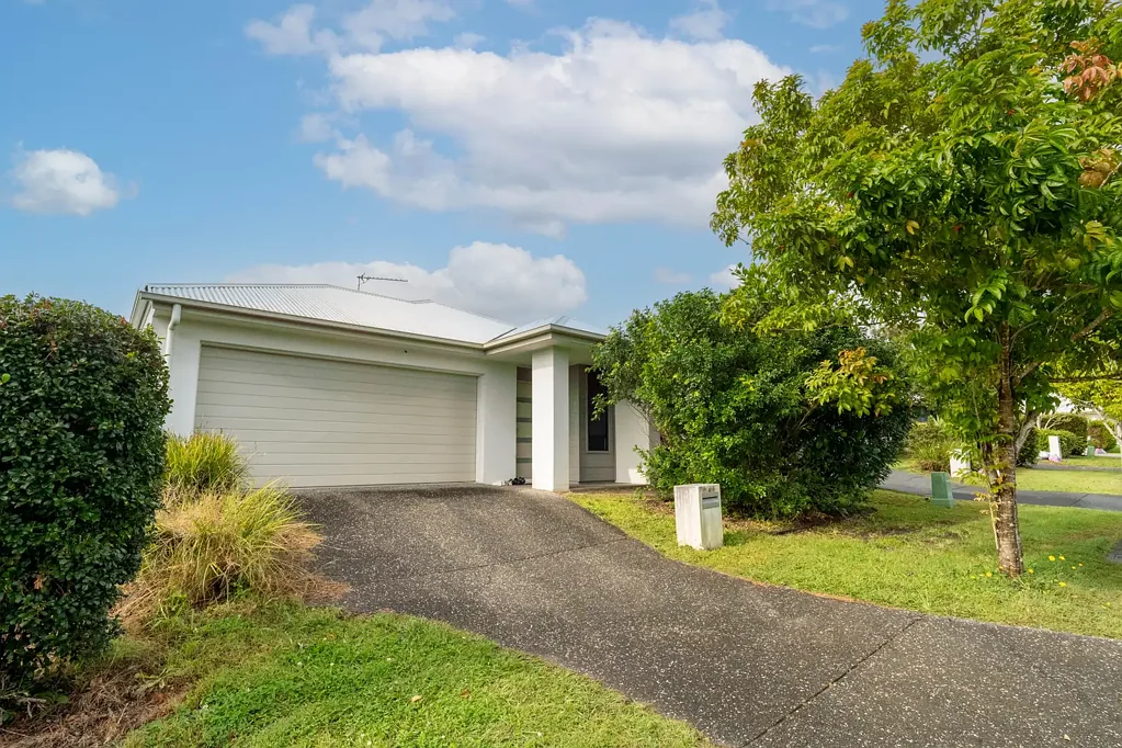 Coomera 4房  Modern Family Home with Stylish Features