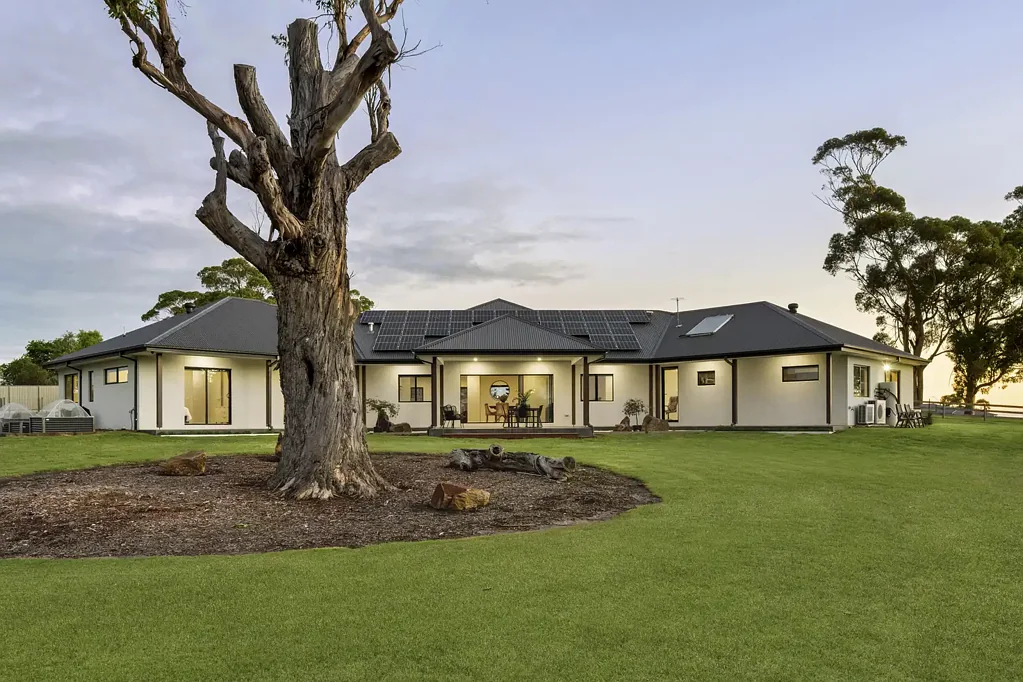Langwarrin South 5房 定制豪宅 2.47英亩地 无遮挡山景 厨房配Bosch电器 主卧SPA套房 家庭娱乐空间 能源高效 安全系统齐全 私人湿地 超大车库 便捷交通 A Private Sanctuary of Scale, Style & Scenic Beauty