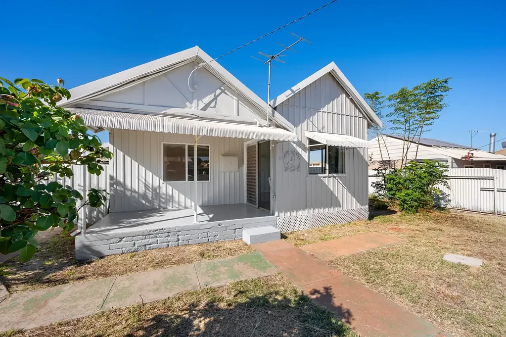 South Kalgoorlie 2房  Renovated Gem with Rear Access & R30 Zoning