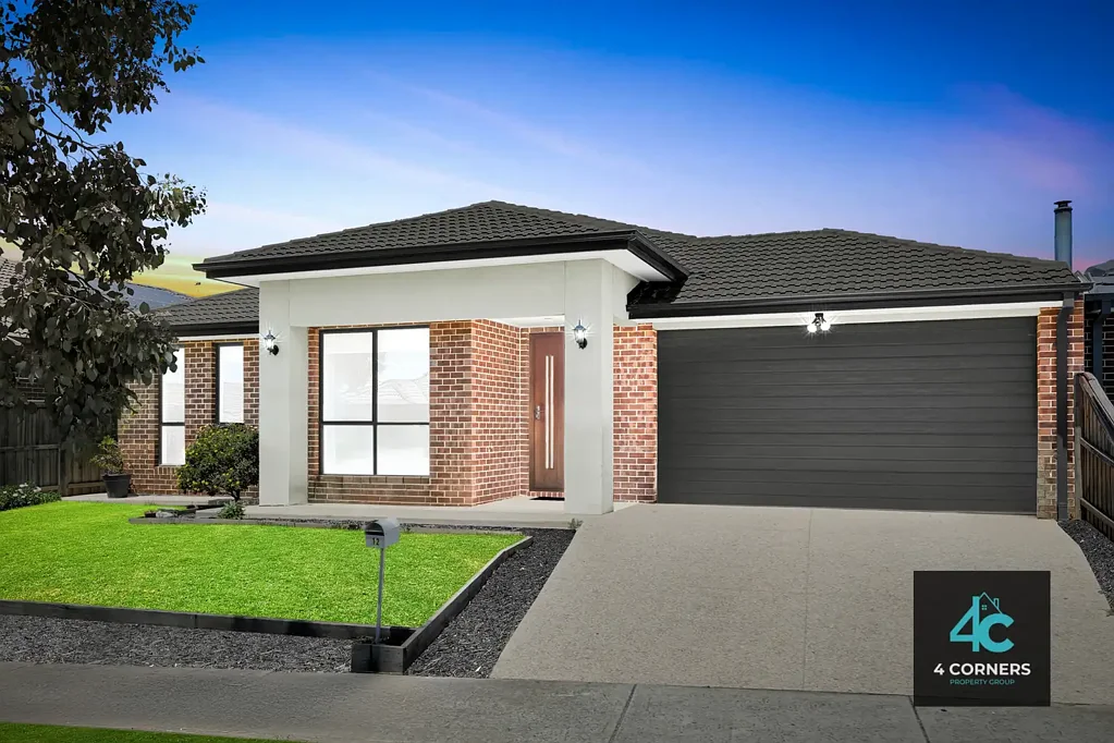 Mickleham 4房 510sqm宽大地块 朝北美式住宅 开放式四卧二卫 主卧带套 多功能家庭影院 采光足厨房起居区 户外空间无限可能 地段优越近学校商店公园 12 McCracken Avenue, Mickleham – The Perfect Blend of Space, Style & Location!!!