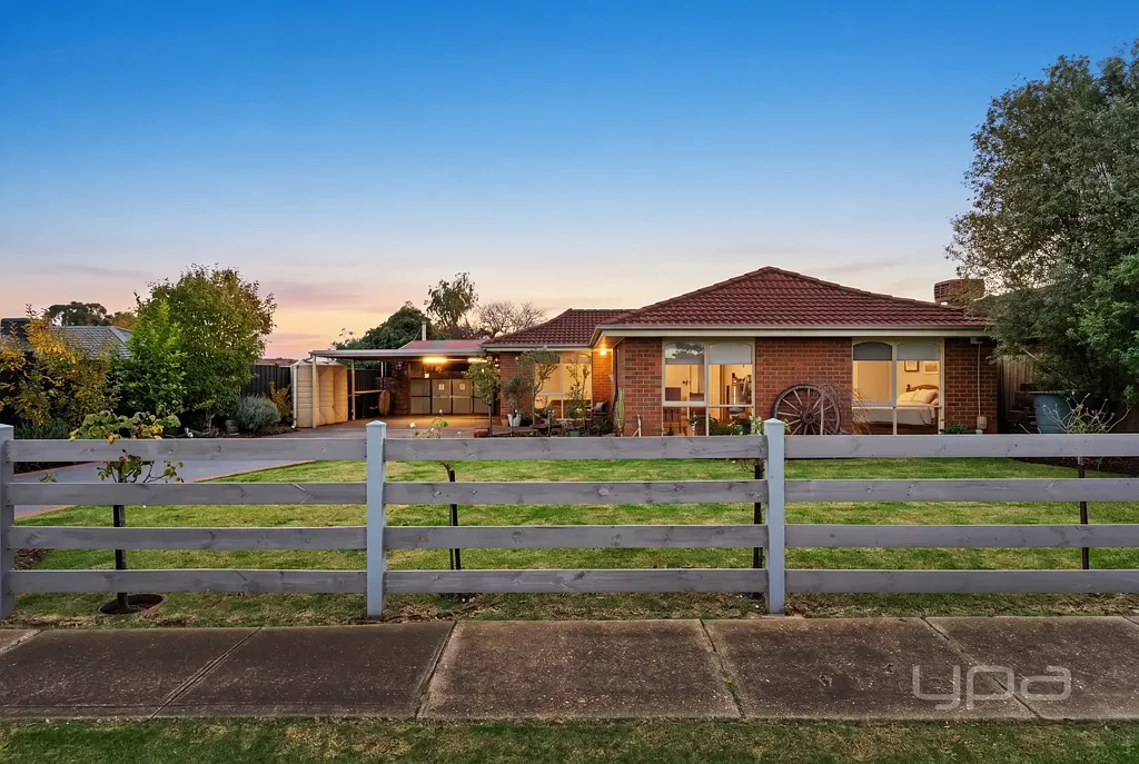 Melton West 4chambre PERFECT FAMILY HOME IN PERFECT LOCATION WITH THE PERFECT SHED!