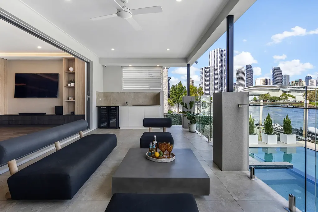 Waterfront Marvel In Broadbeach Waters